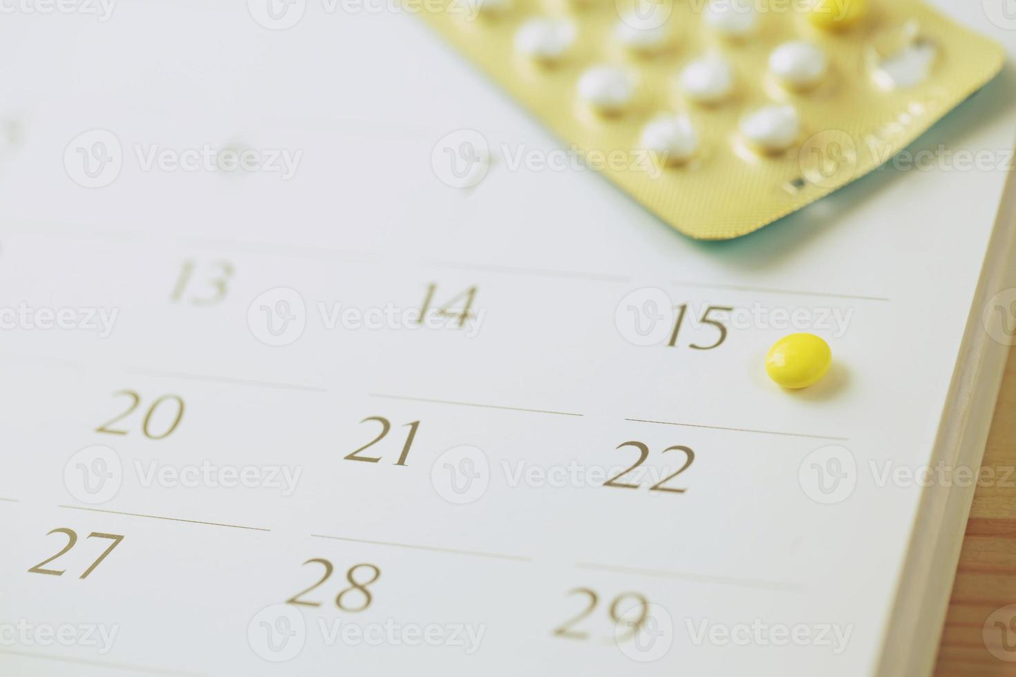 píldoras anticonceptivas y condones en la fecha del calendario calcular la fecha controlar la tasa de natalidad foto