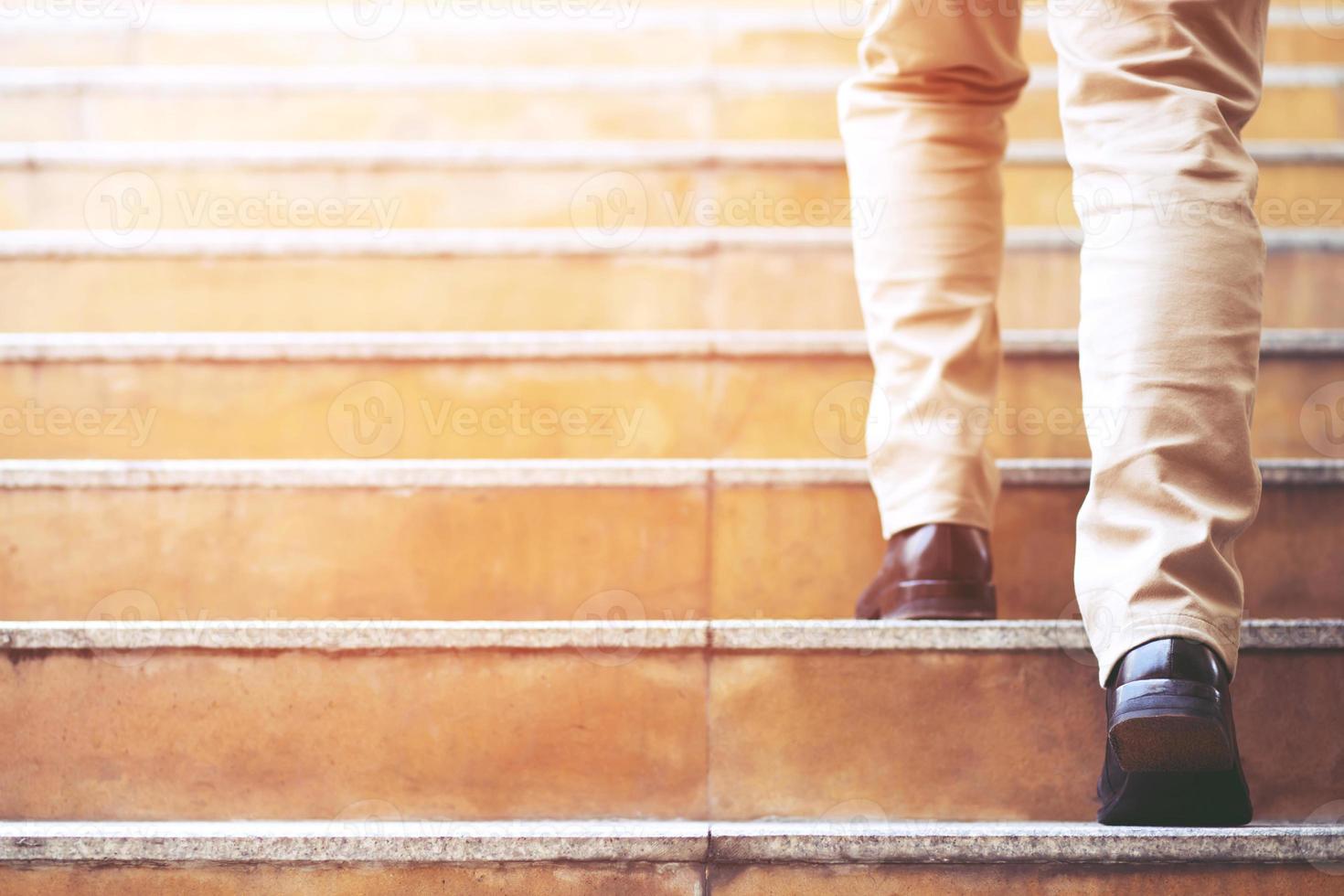 un hombre subiendo las escaleras foto