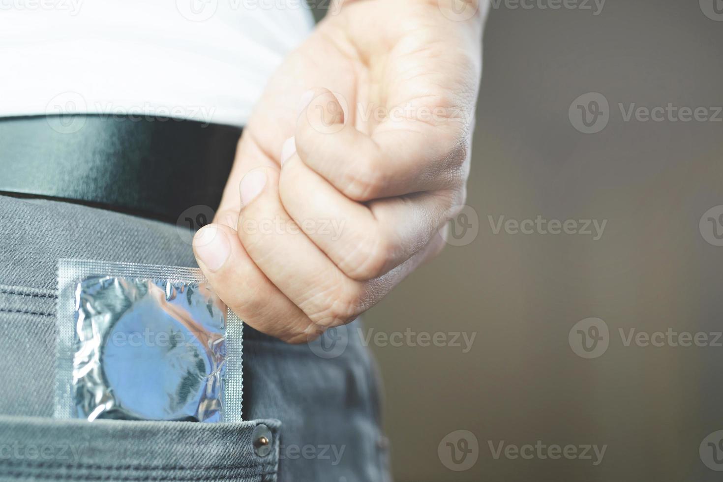 los hombres están usando condones para prevenir el sida. foto