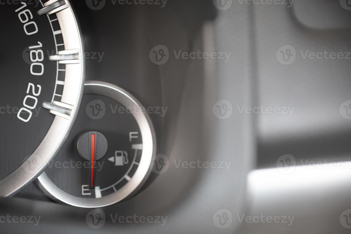 imagen de primer plano del indicador de nivel de combustible de un automóvil. los indicadores de nivel de combustible en el salpicadero de un coche y el coche necesitan combustible. foto