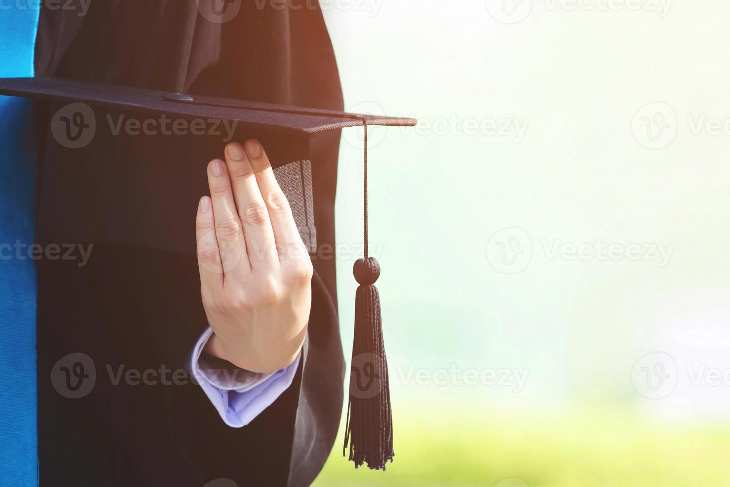 tiro de sombreros de graduación durante el éxito de comienzo graduados de la universidad, felicitación de educación conceptual. ceremonia de graduación, felicitó a los graduados en la universidad durante el comienzo. foto