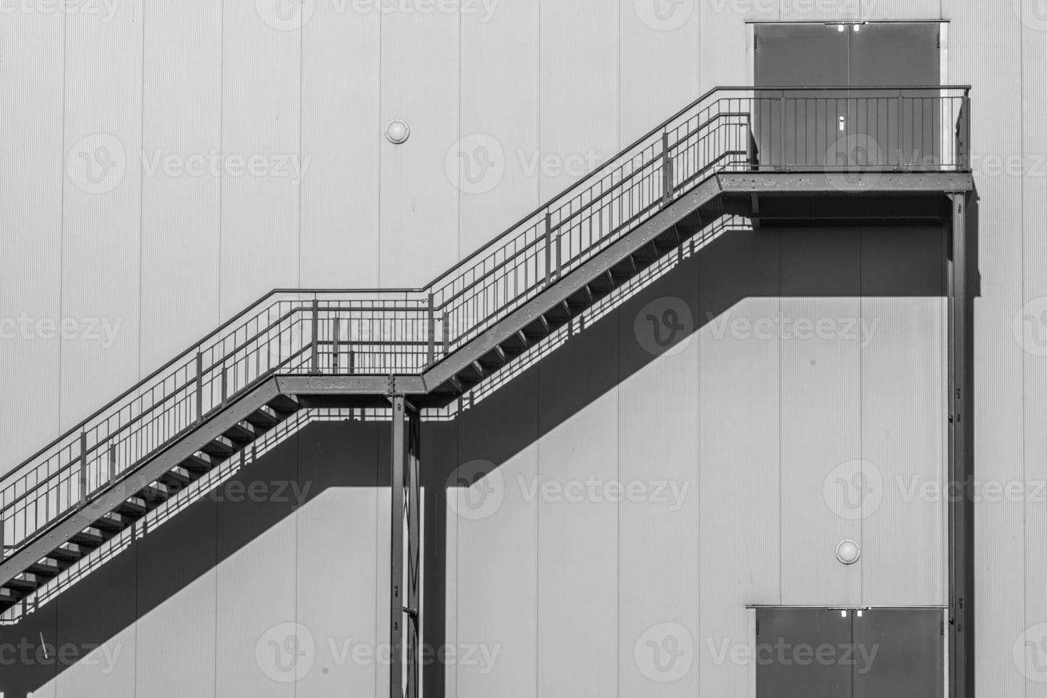 escalera en blanco y negro foto