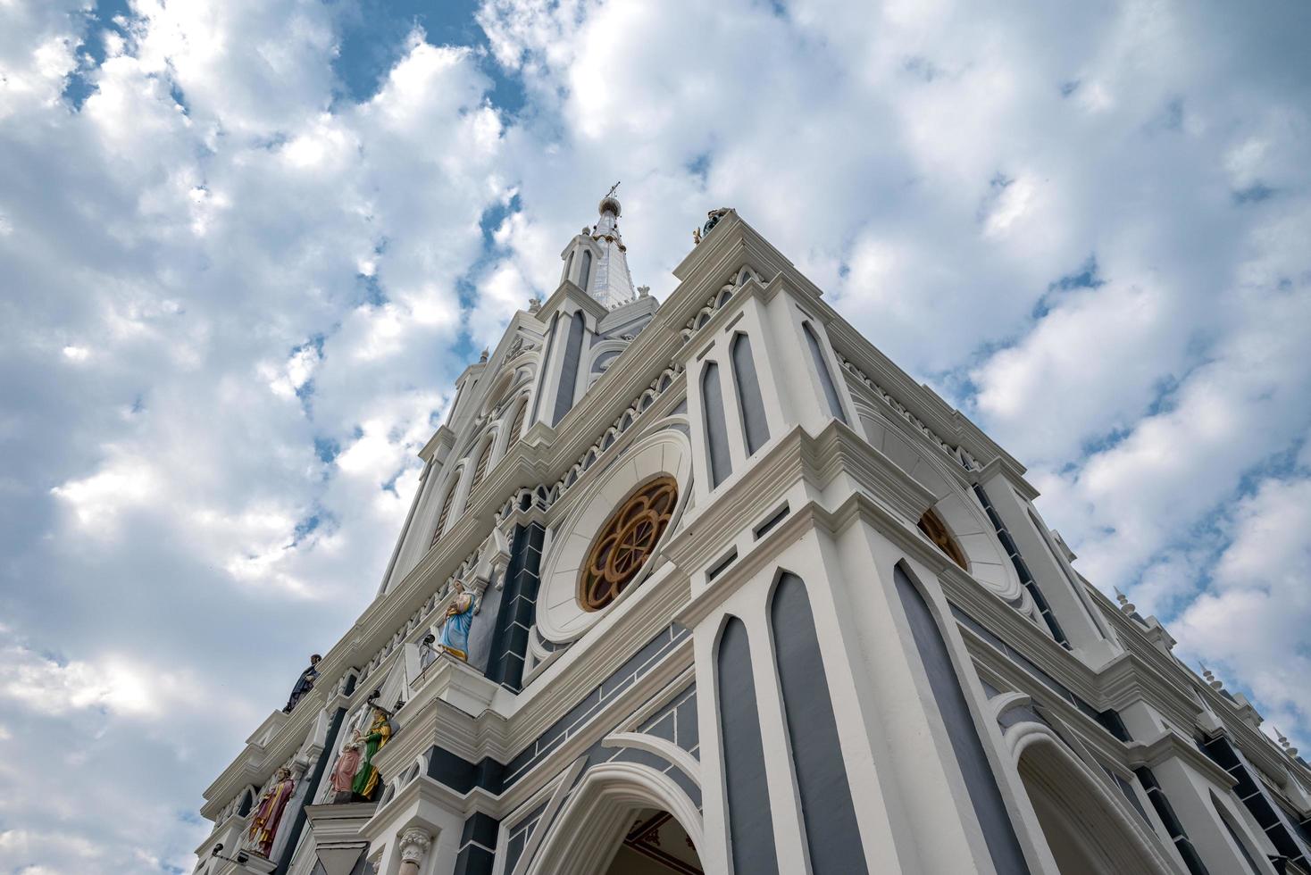 la catedral de la natividad de nuestra señora es una iglesia católica en la provincia de samut songkhram, tailandia. la iglesia es un lugar público donde las personas con creencias religiosas se reúnen para realizar rituales. foto