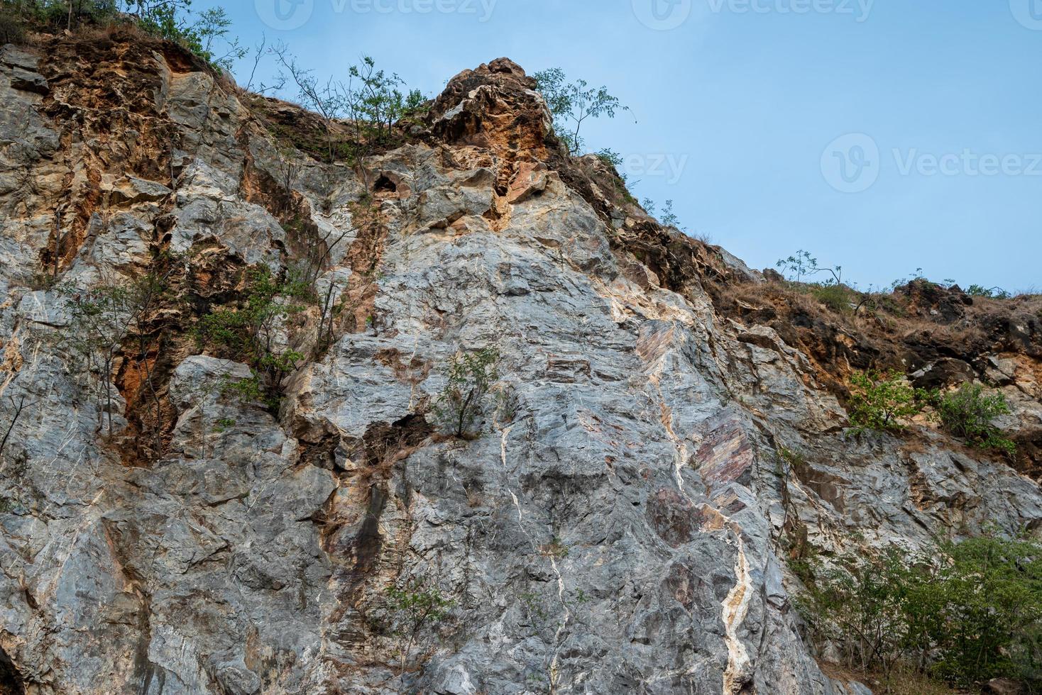 escena de montaña rocosa y fondo de cielo azul. foto