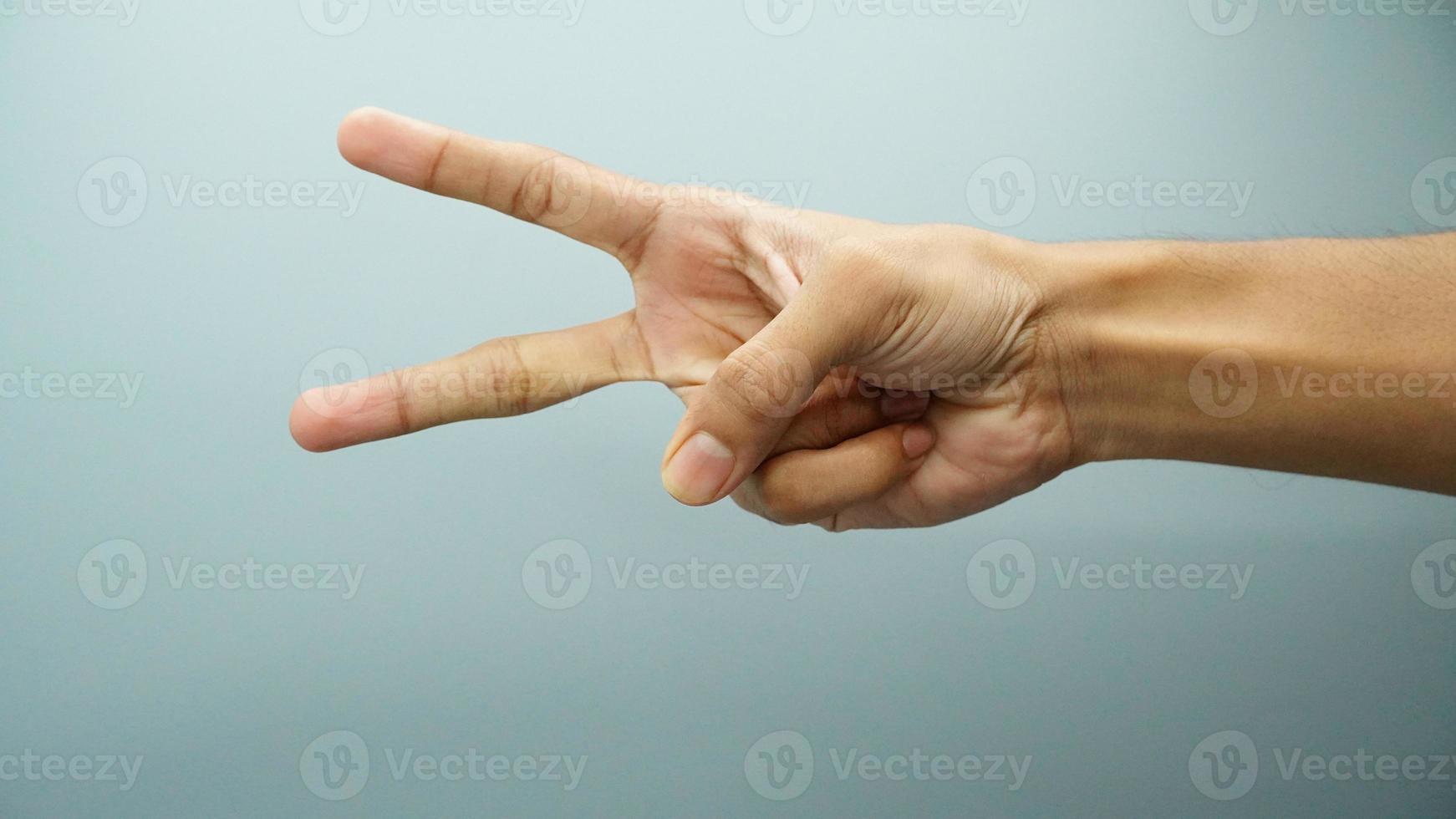 señal de victoria el gesto de la mano dos dedos levantados. imagen de alta definición foto