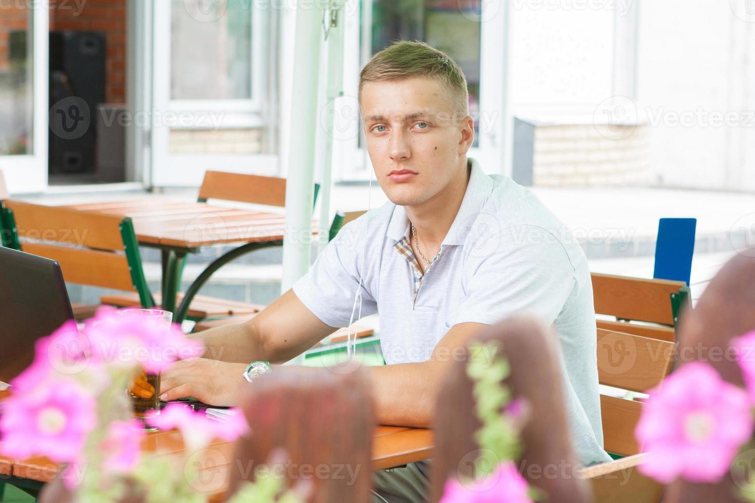 joven sentado en cafe foto