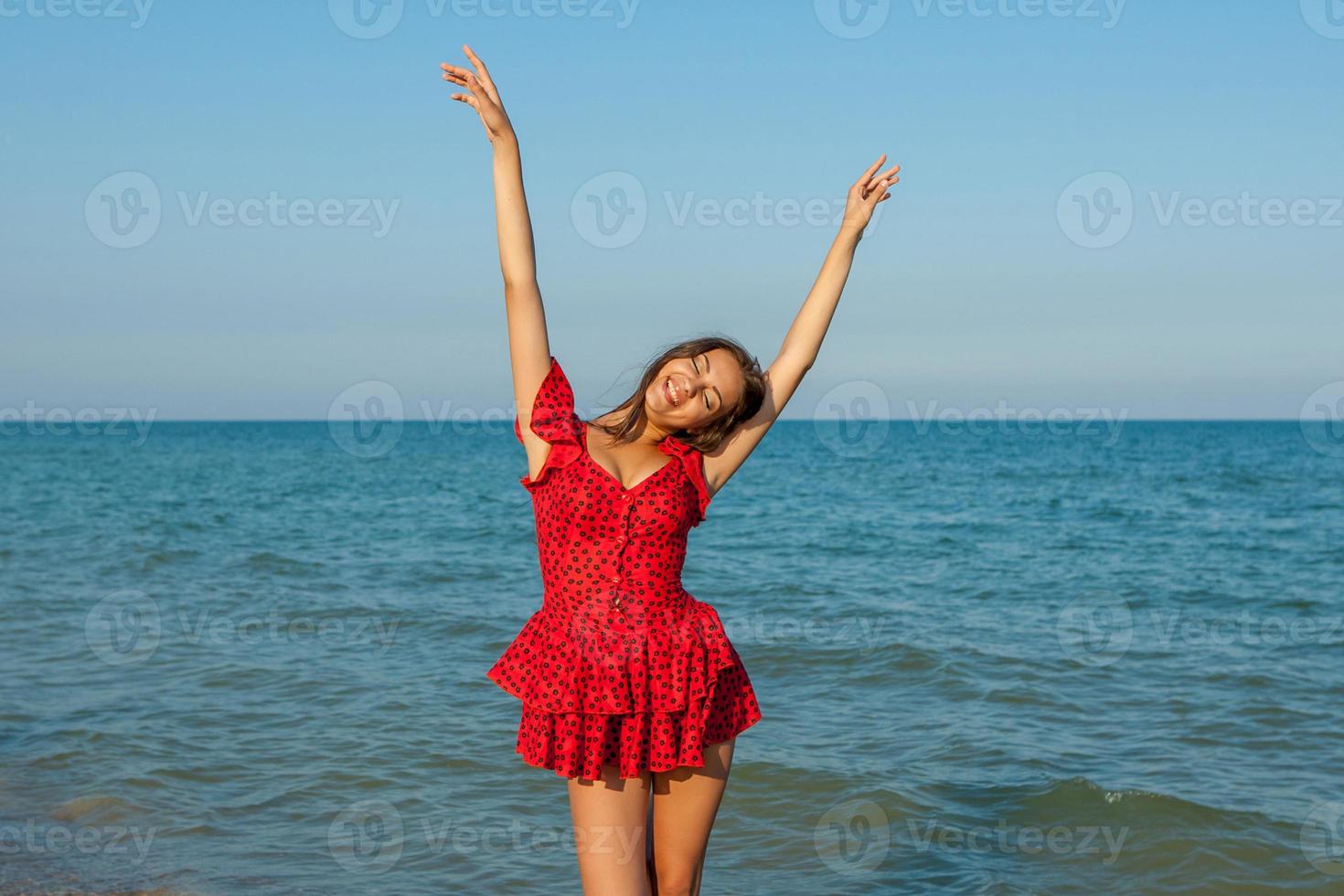 mujer joven felicidad en el mar foto