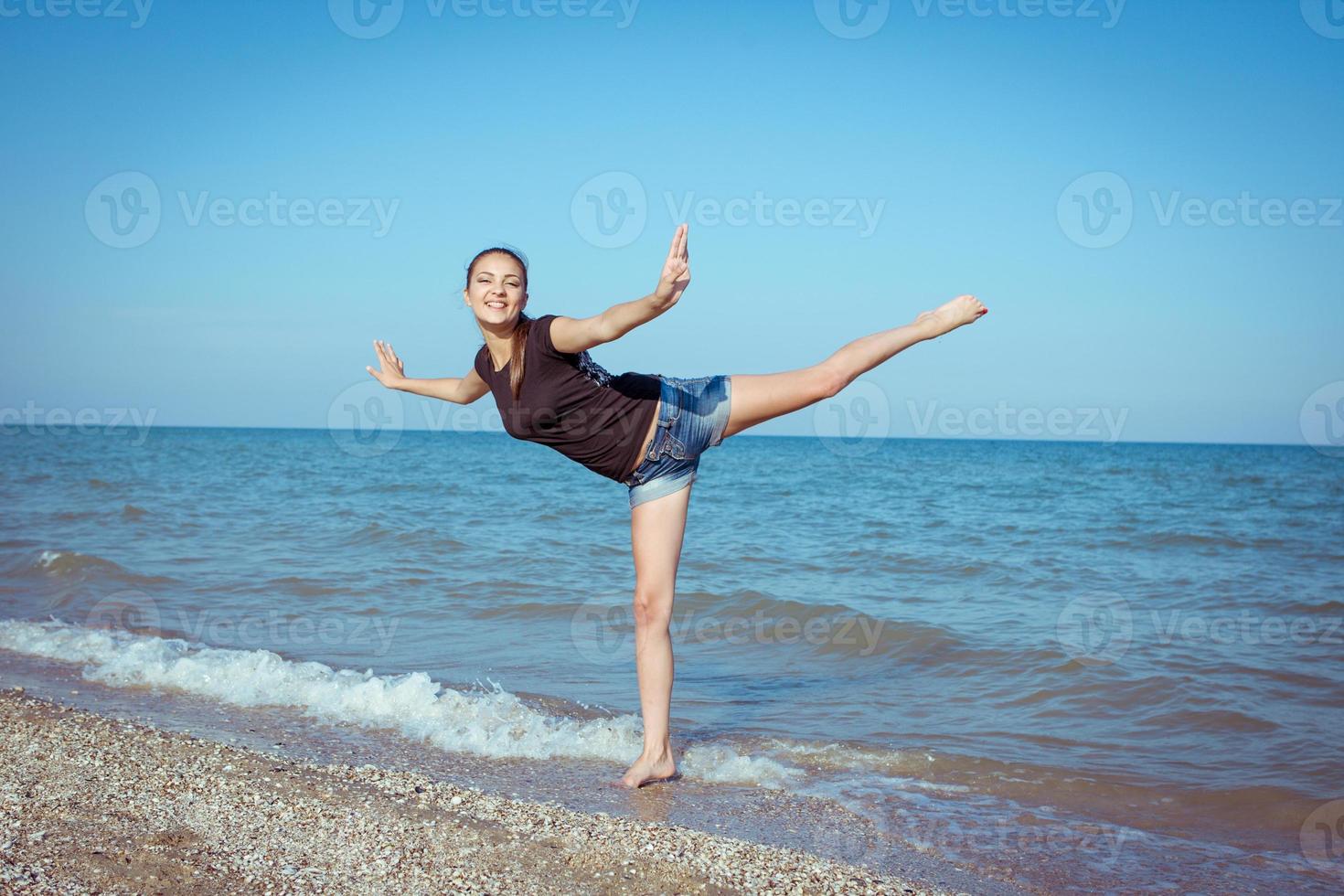 joven alegre en el mar foto