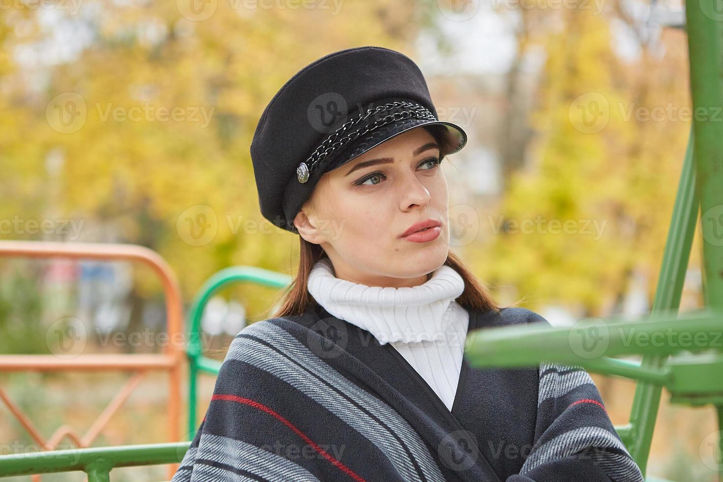 hermosa mujer gentil en el parque de otoño foto