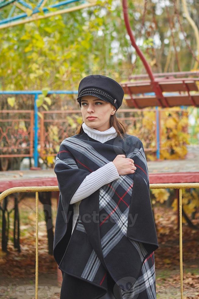 hermosa mujer gentil en el parque de otoño foto