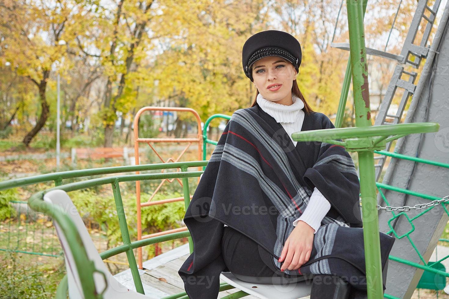 hermosa mujer gentil en el parque de otoño foto