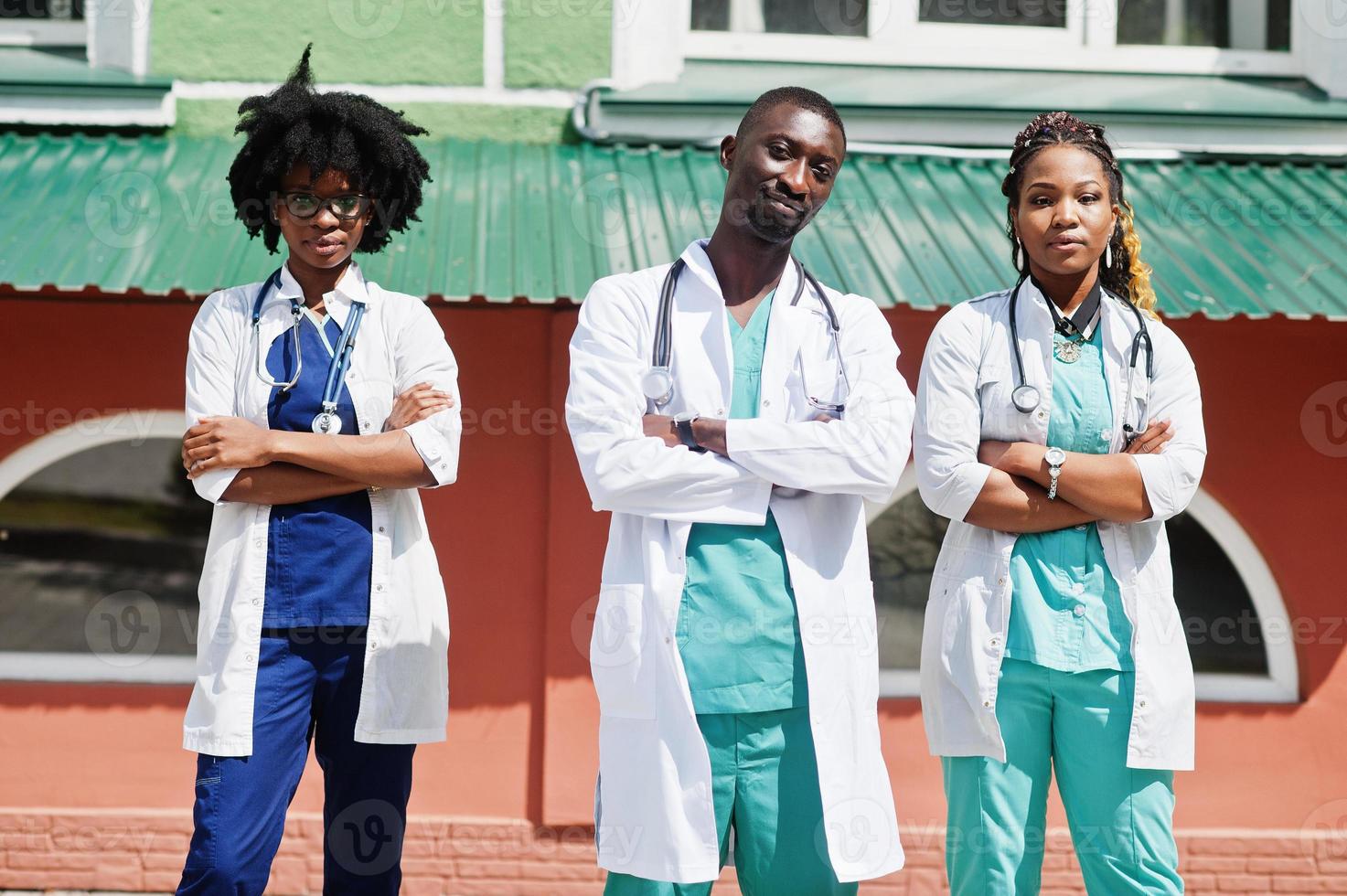 tres médicos del grupo afroamericano con estetoscopio con bata de laboratorio. foto