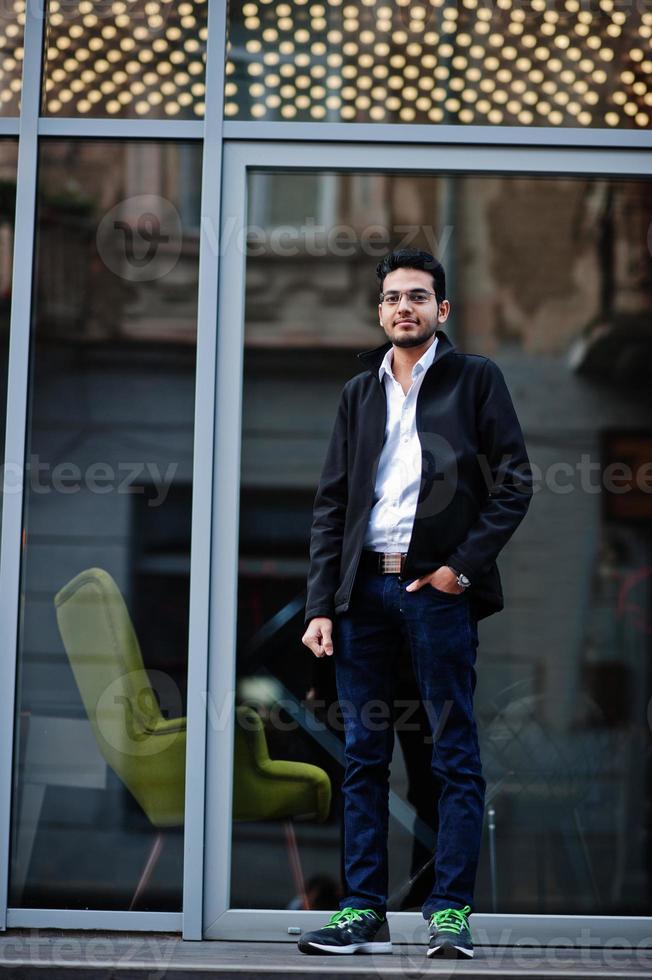 estudiante indio del sur de asia usa anteojos y posó casualmente al aire libre. foto