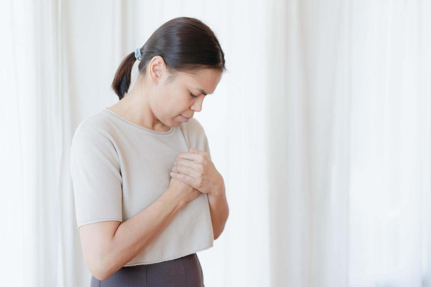 The women has heart disease and go to hospital urgent. photo