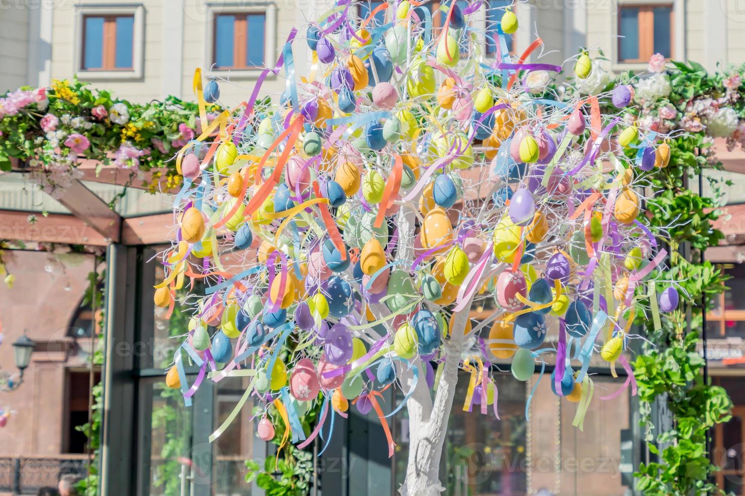 colorido árbol de huevos de Pascua. huevos brillantes que cuelgan de las ramas. foto