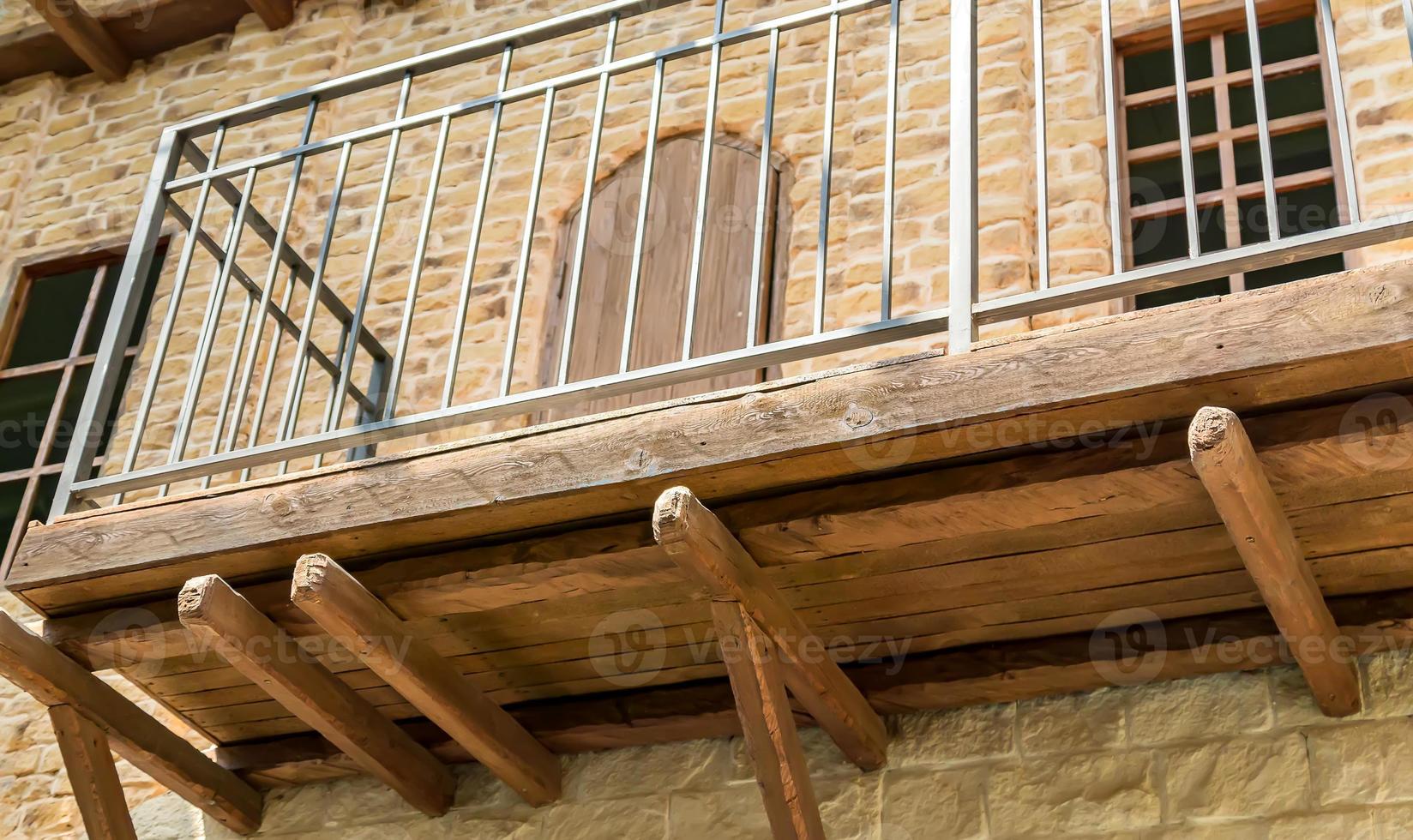 primer plano de balcón de madera y metal foto