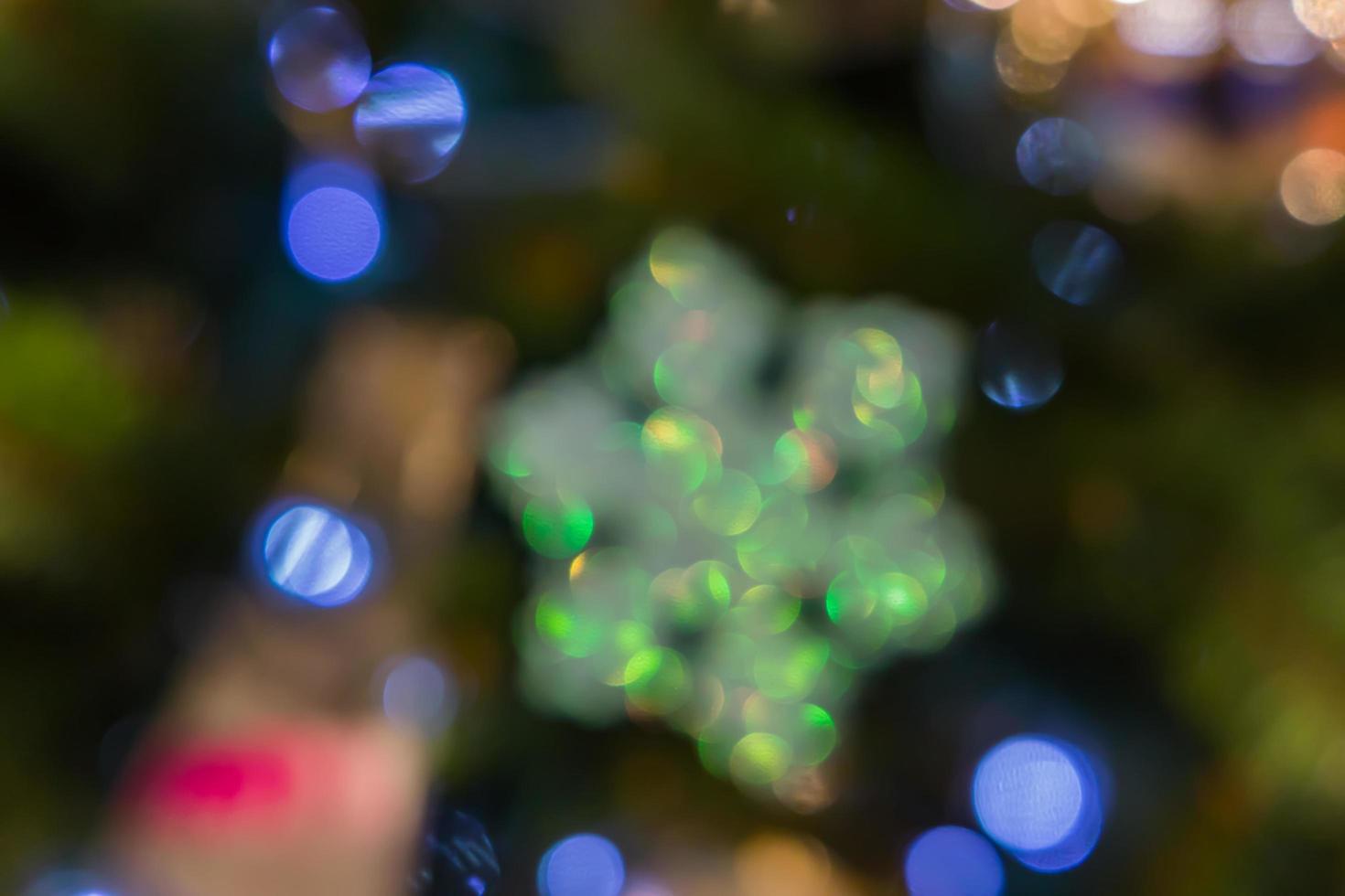 luces borrosas abstractas en el fondo en colores azul, violeta y naranja. - concepto de celebración de navidad foto