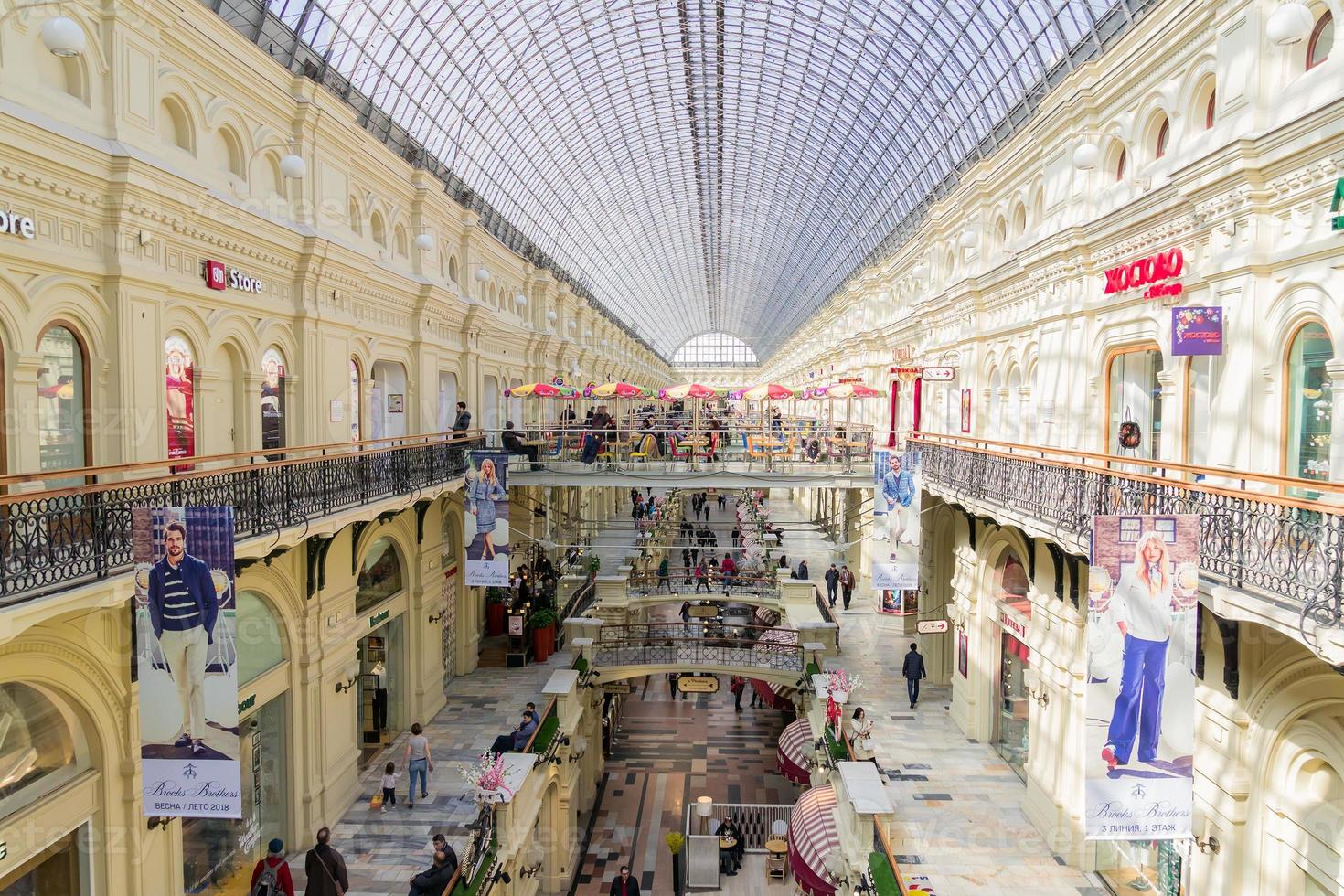 moscú, rusia, 2018 - fragmento del interior del chicle de los grandes almacenes estatales. cuadrado rojo foto