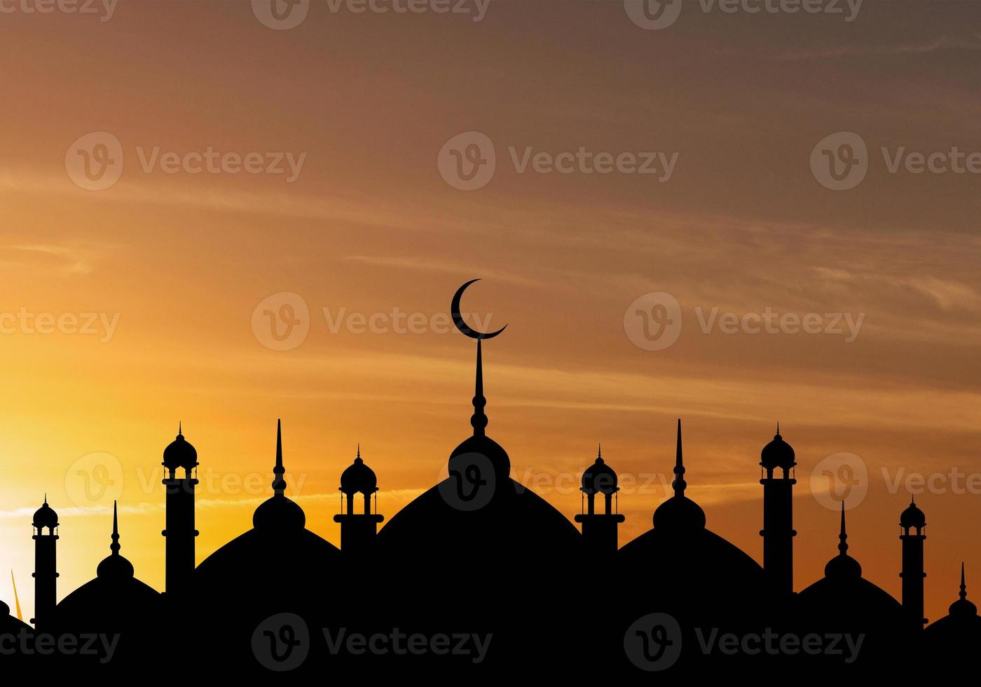 cúpula de mezquitas en el cielo crepuscular azul oscuro y luna creciente en el fondo, símbolo religión islámica ramadán y espacio libre para texto árabe, eid al-adha, eid al-fitr, mubarak, año nuevo islámico muharram foto