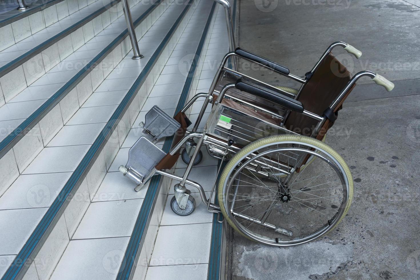estacionamiento de sillas de ruedas en las escaleras foto