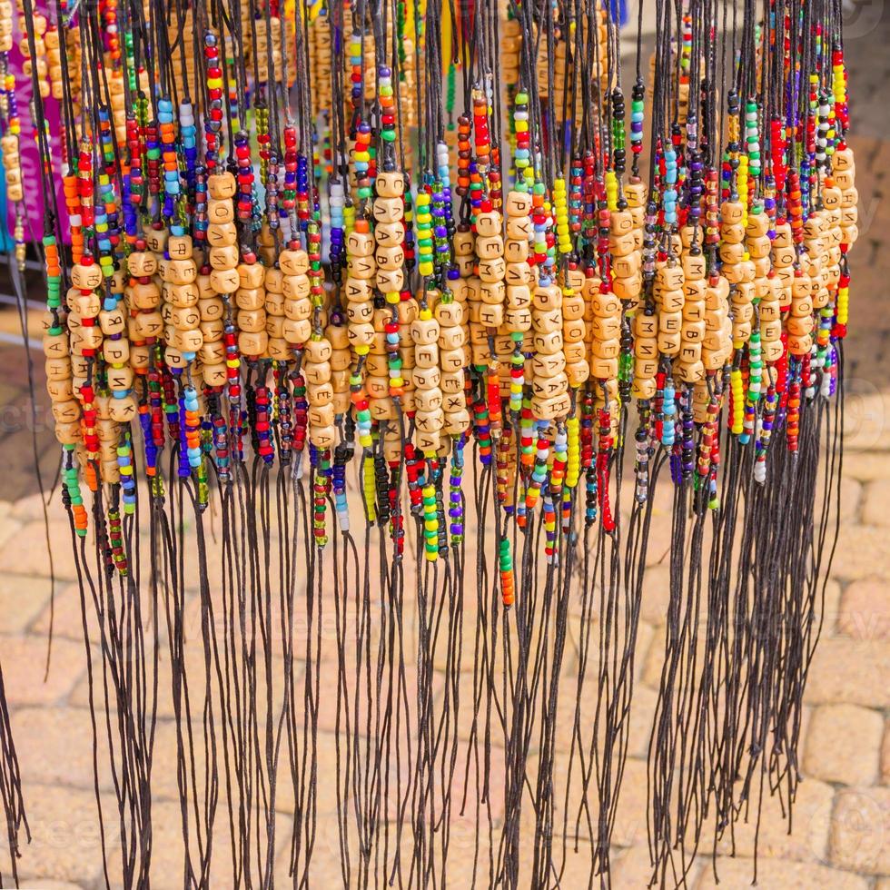 pulseras hechas a mano con nombres rusos en la tienda de souvenirs al aire libre foto