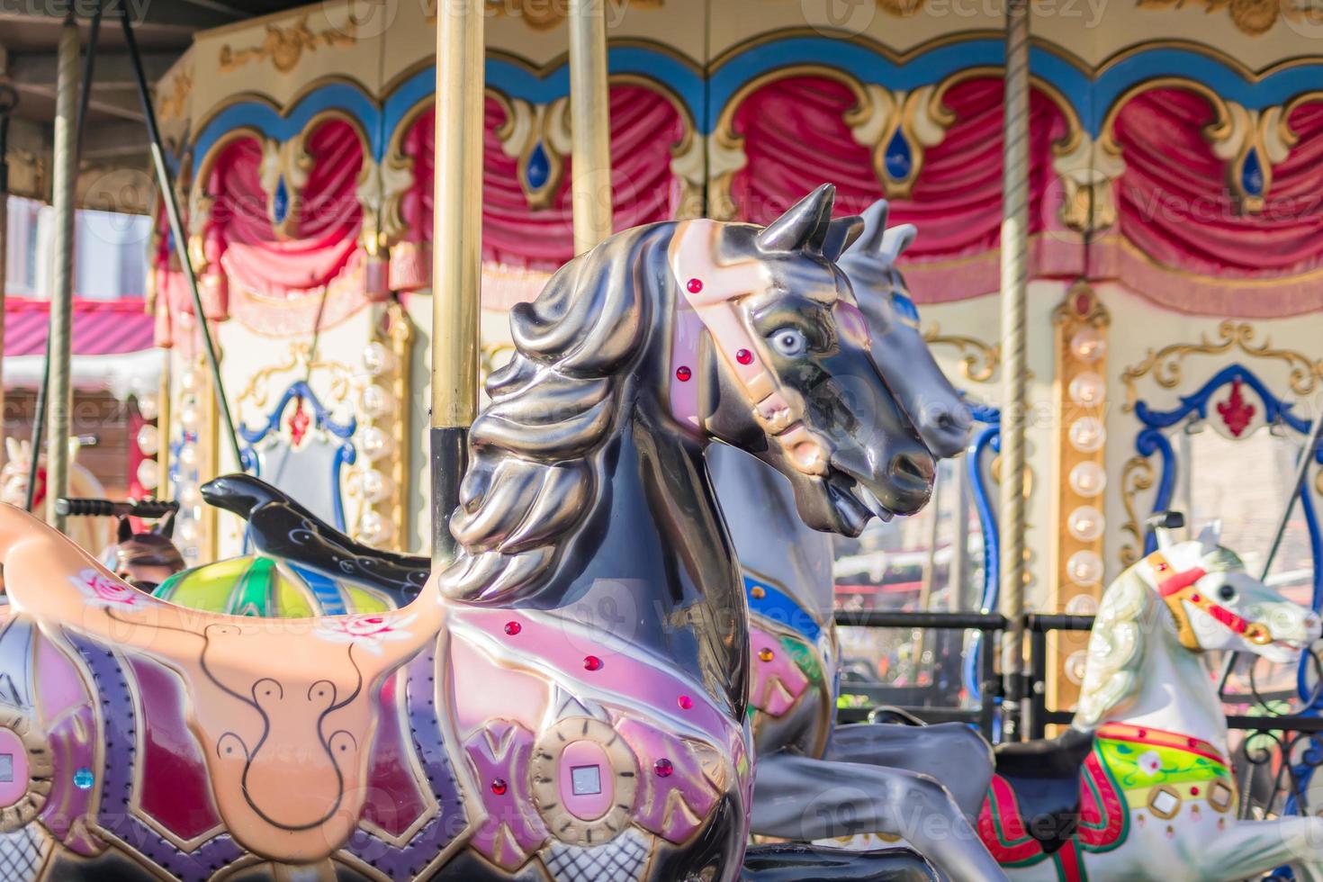 carrusel colorido francés vintage en un parque de vacaciones. tiovivo con caballos. foto