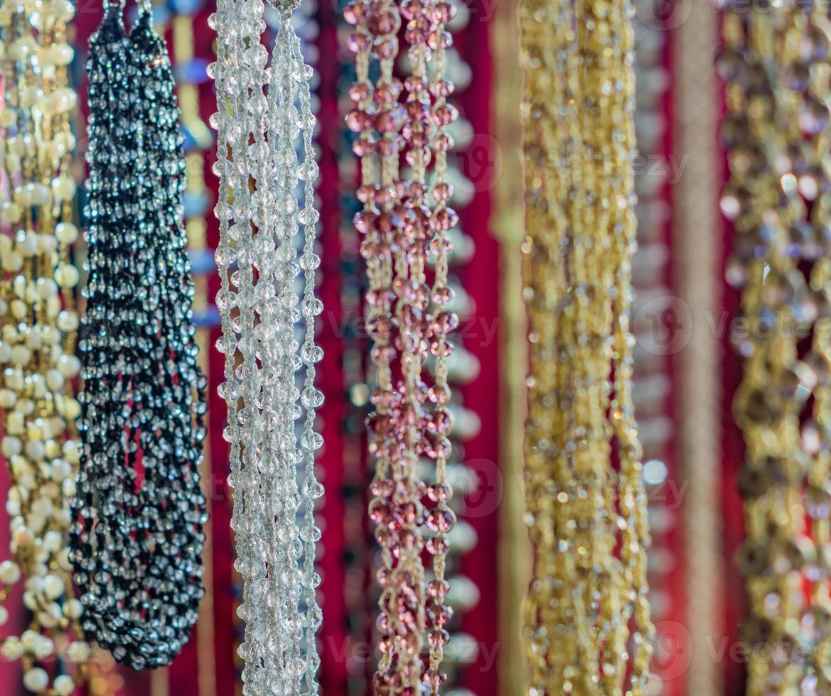 collares de perlas de cristal de colores. Patrón de fondo. artesanía de moda para mujeres foto