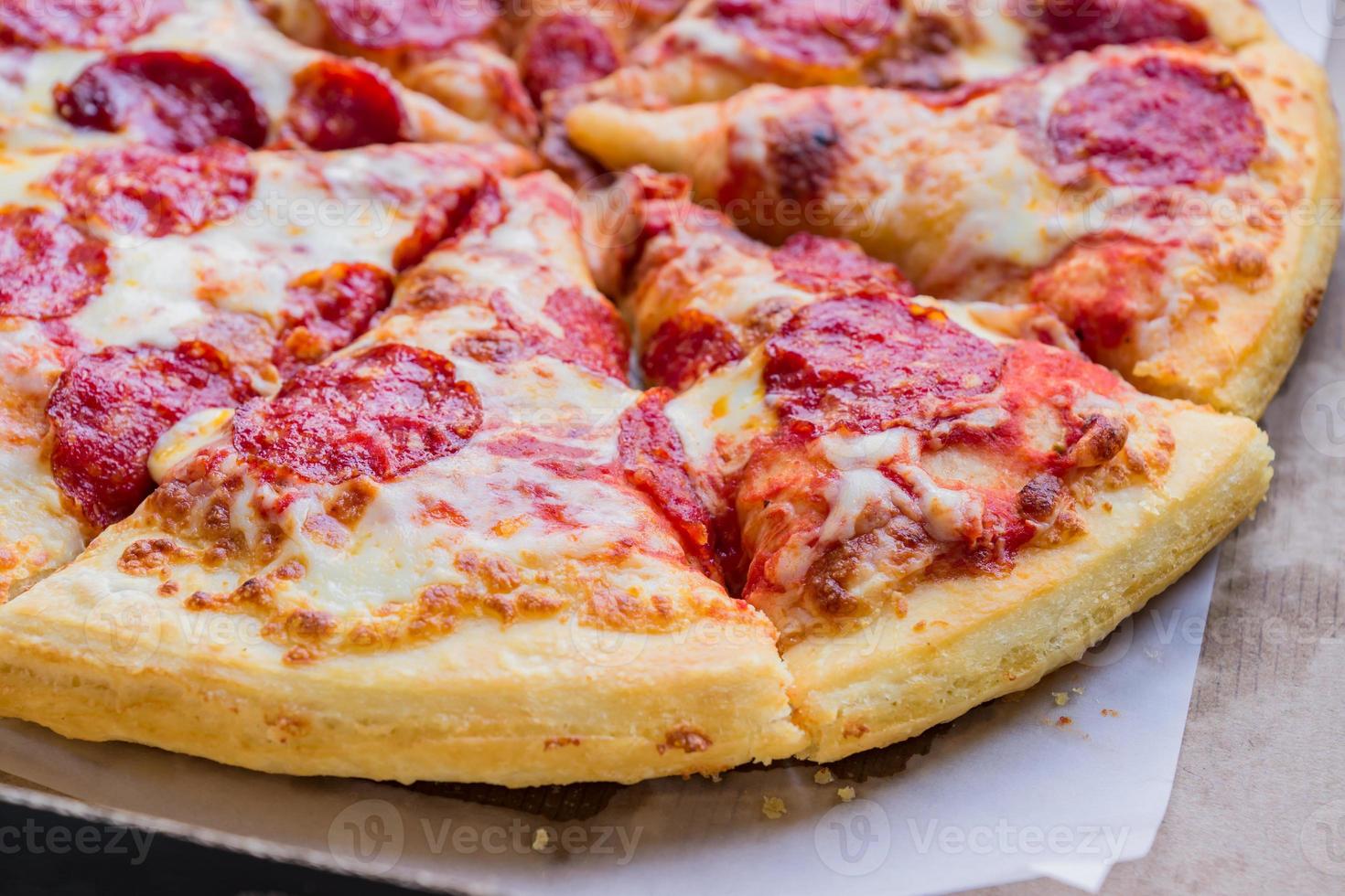 textura de fondo de pizza de pepperoni italiana clásica tradicional foto