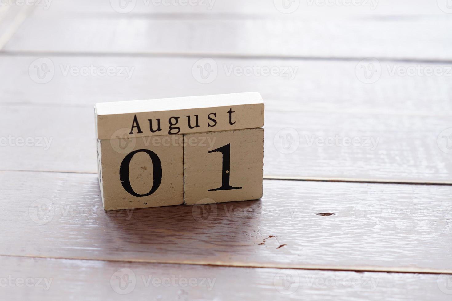 primer día de agosto, fondo colorido con calendario de madera foto
