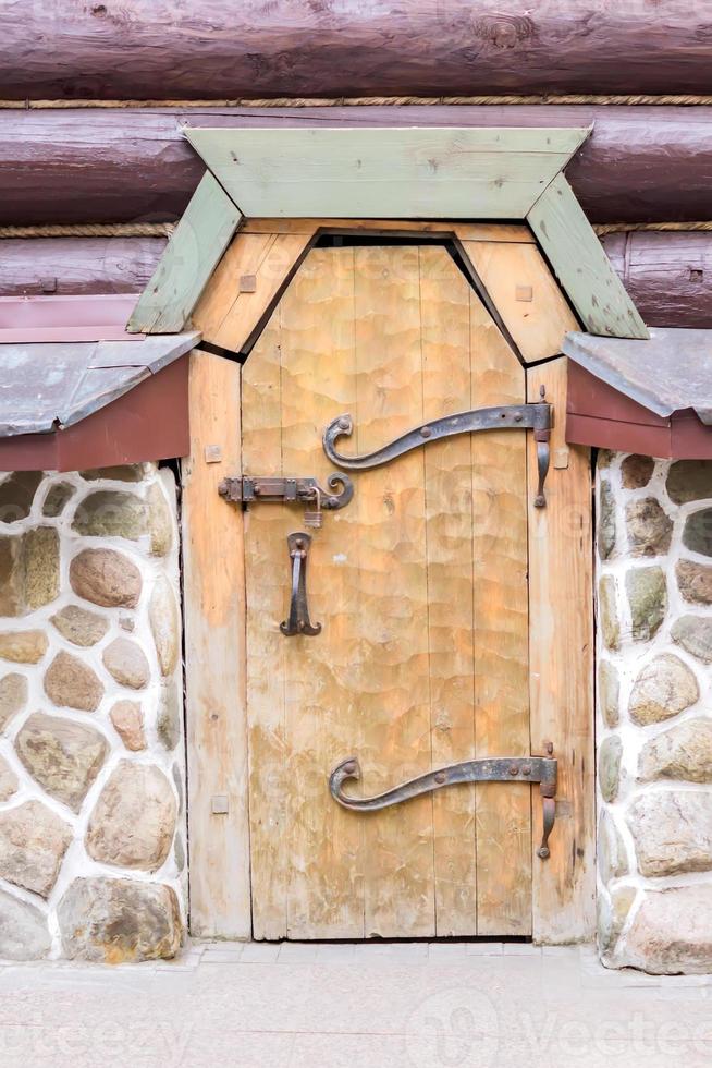 puerta de madera con cerradura de pestillo de metal, exterior de edificio  antiguo. 10607316 Foto de stock en Vecteezy