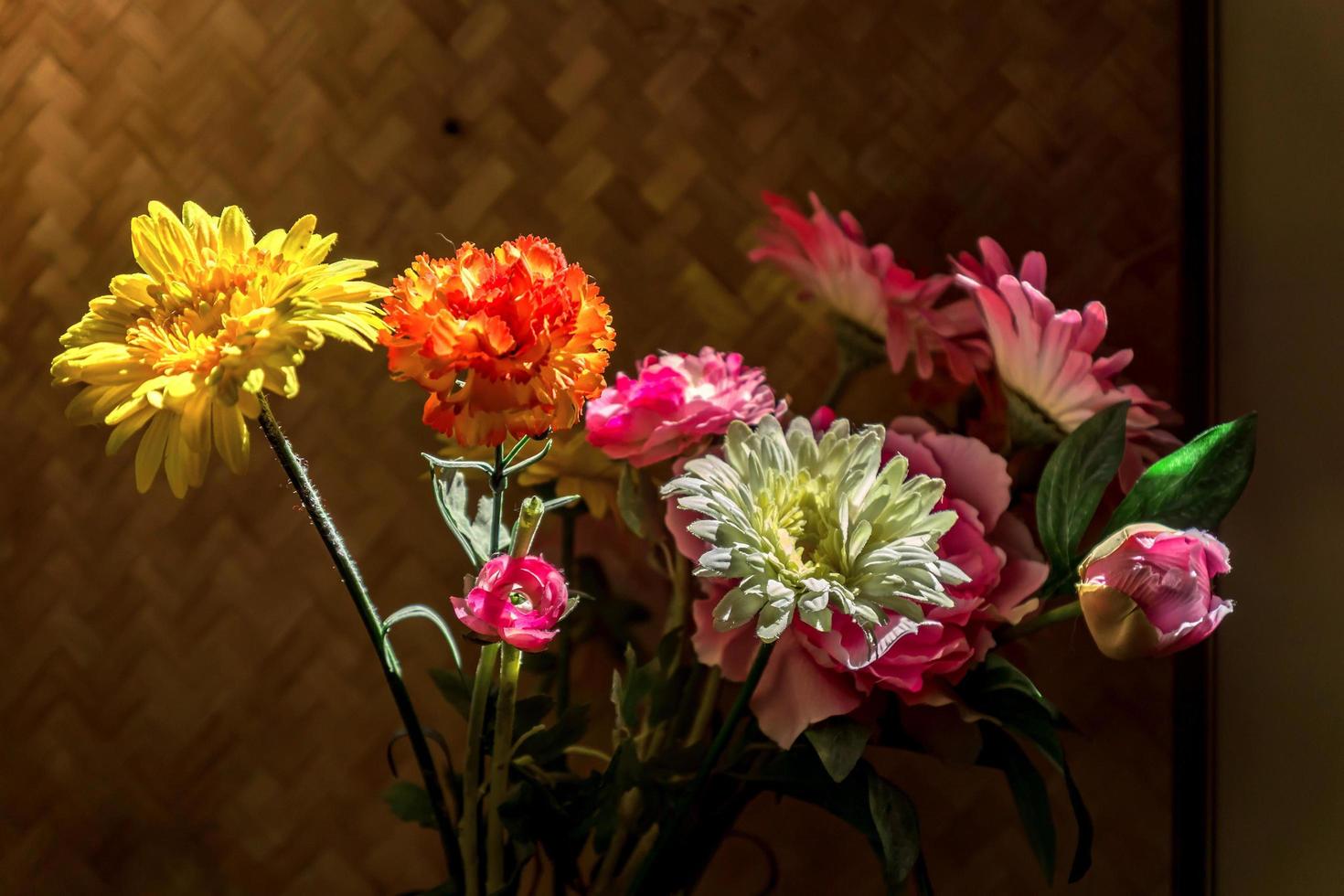 ramo de flores artificiales como decoración de interiores foto