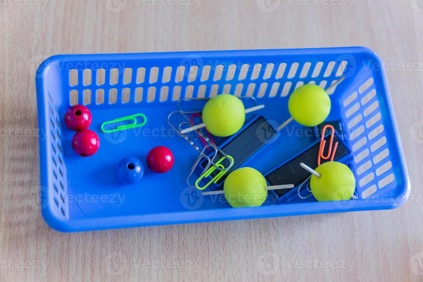 material de laboratorio escolar en contenedores de plástico azul. estudio de las ciencias naturales foto