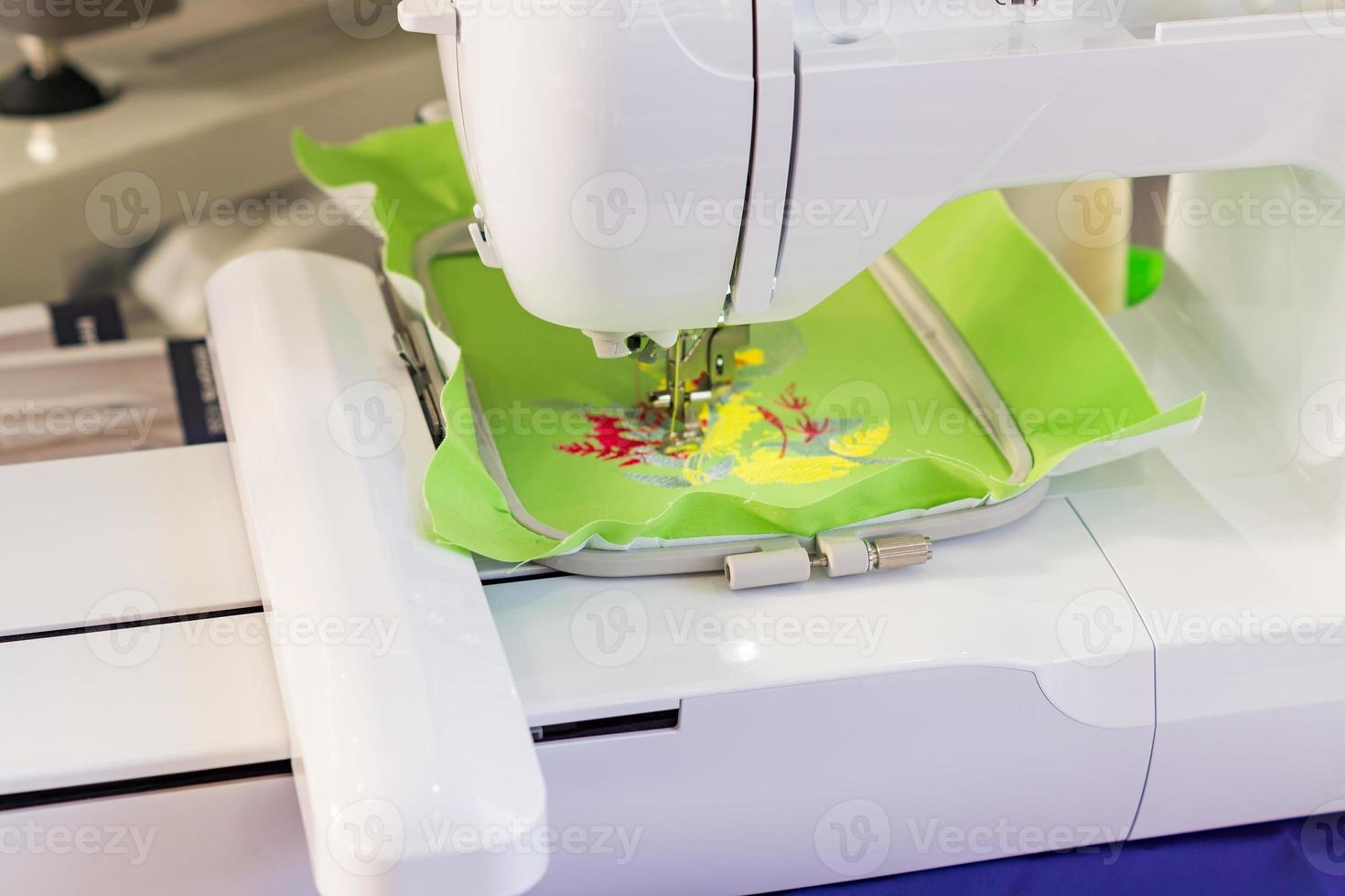 máquina de coser de cerca. proceso de bordado automatico foto