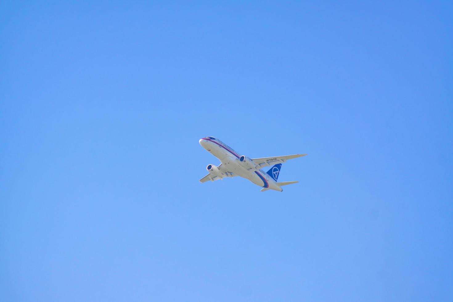 zhukovsky, rusia, 2019 - demostración de vuelo del avión civil sukhoi superjet 100 en maks 2019, rusia. foto