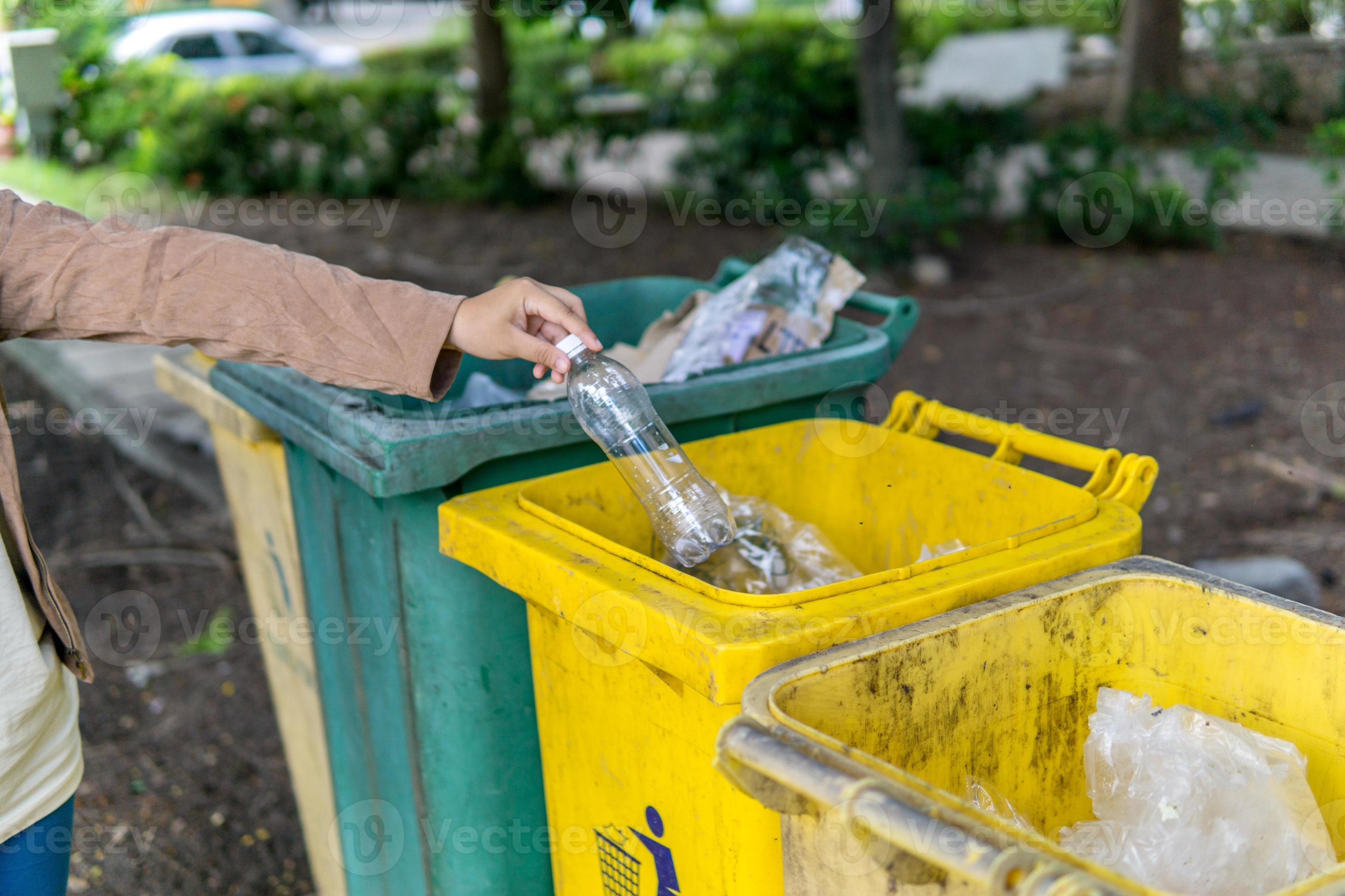 woman throwing garbage 10610298 Stock Photo at Vecteezy