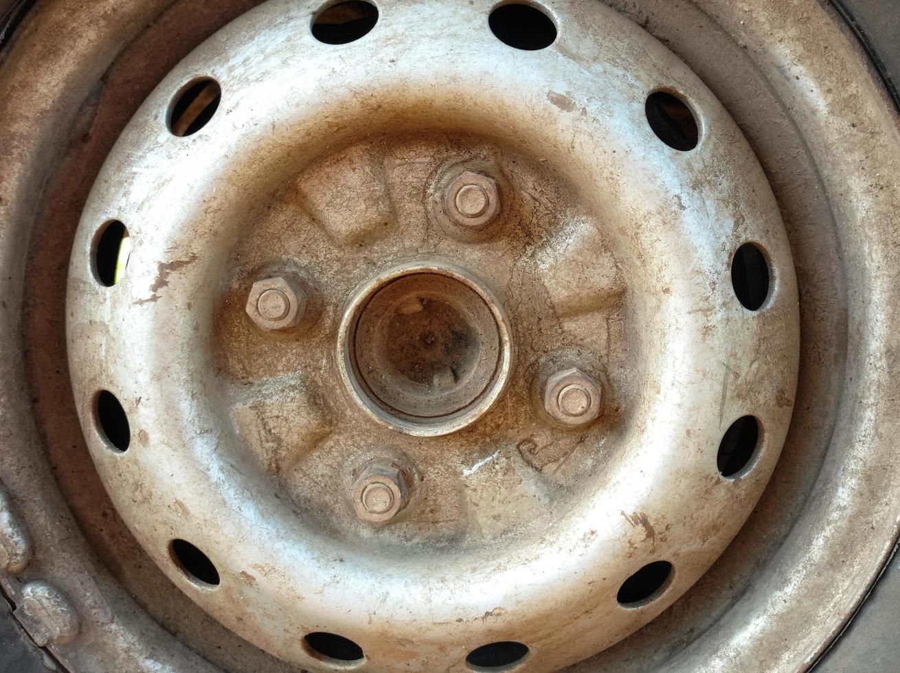 las llantas de los autos están oxidadas y viejas. foto