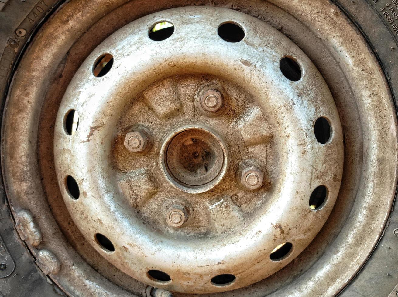 las llantas de los autos están oxidadas y viejas. foto