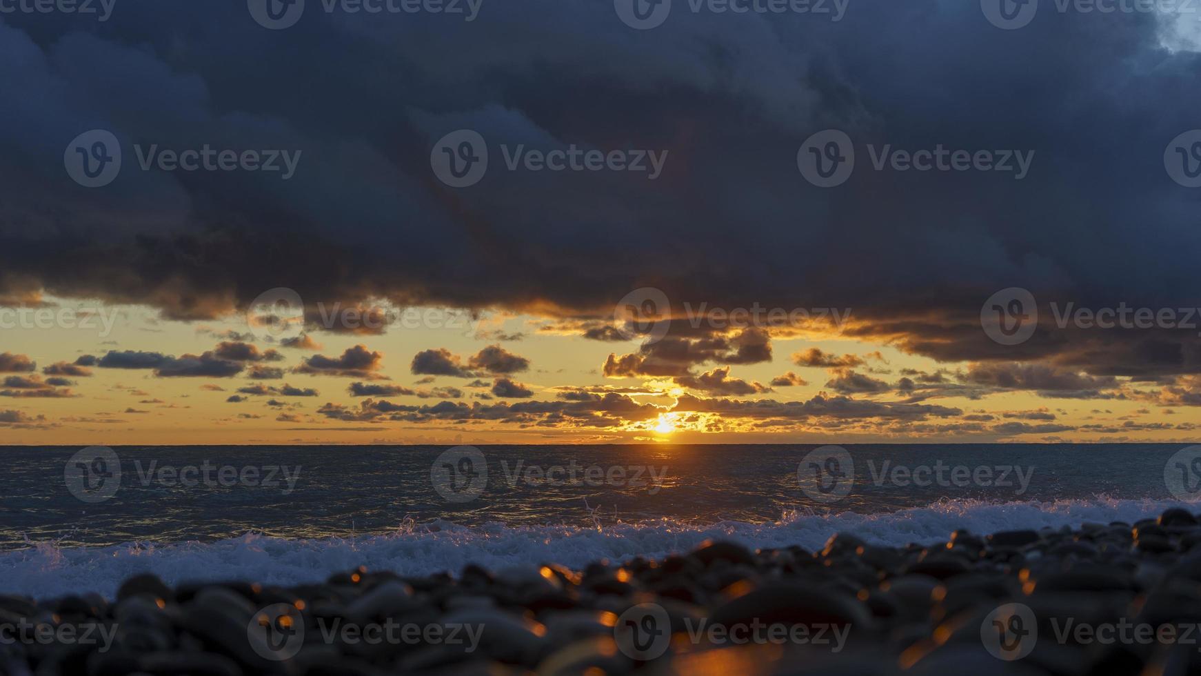 hermosa puesta de sol sobre el paisaje marino foto