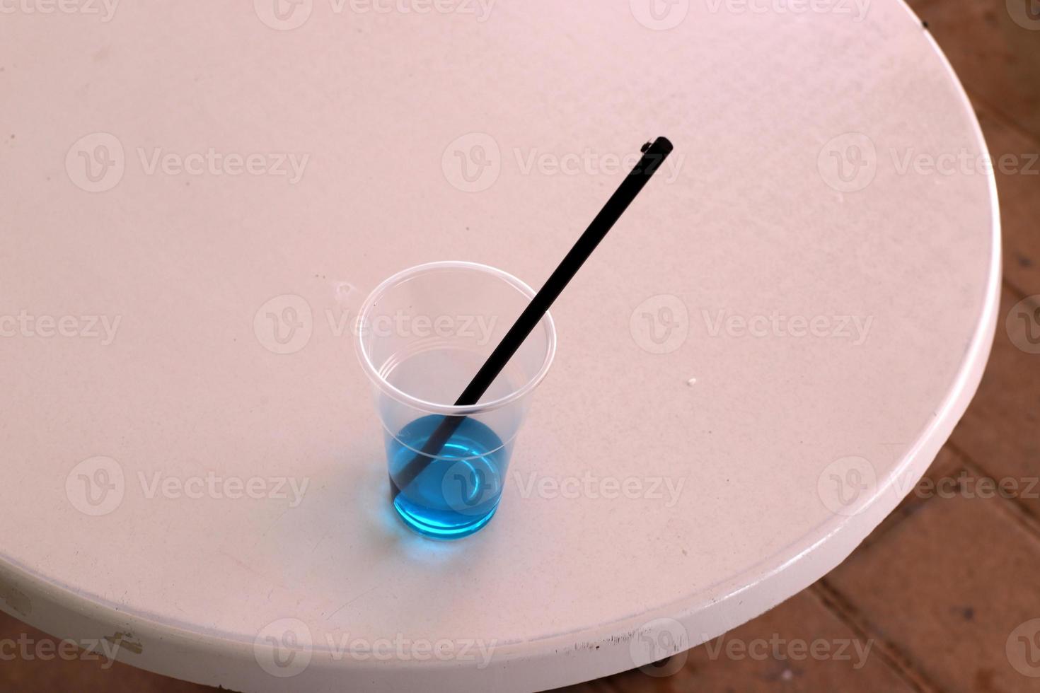 sobre la mesa en un vaso de refrescos. foto