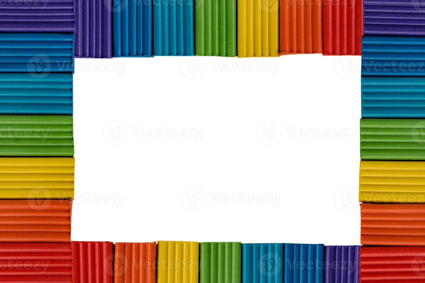 colores del arco iris de plastilina. barras de plastilina multicolores aisladas sobre fondo blanco. foto