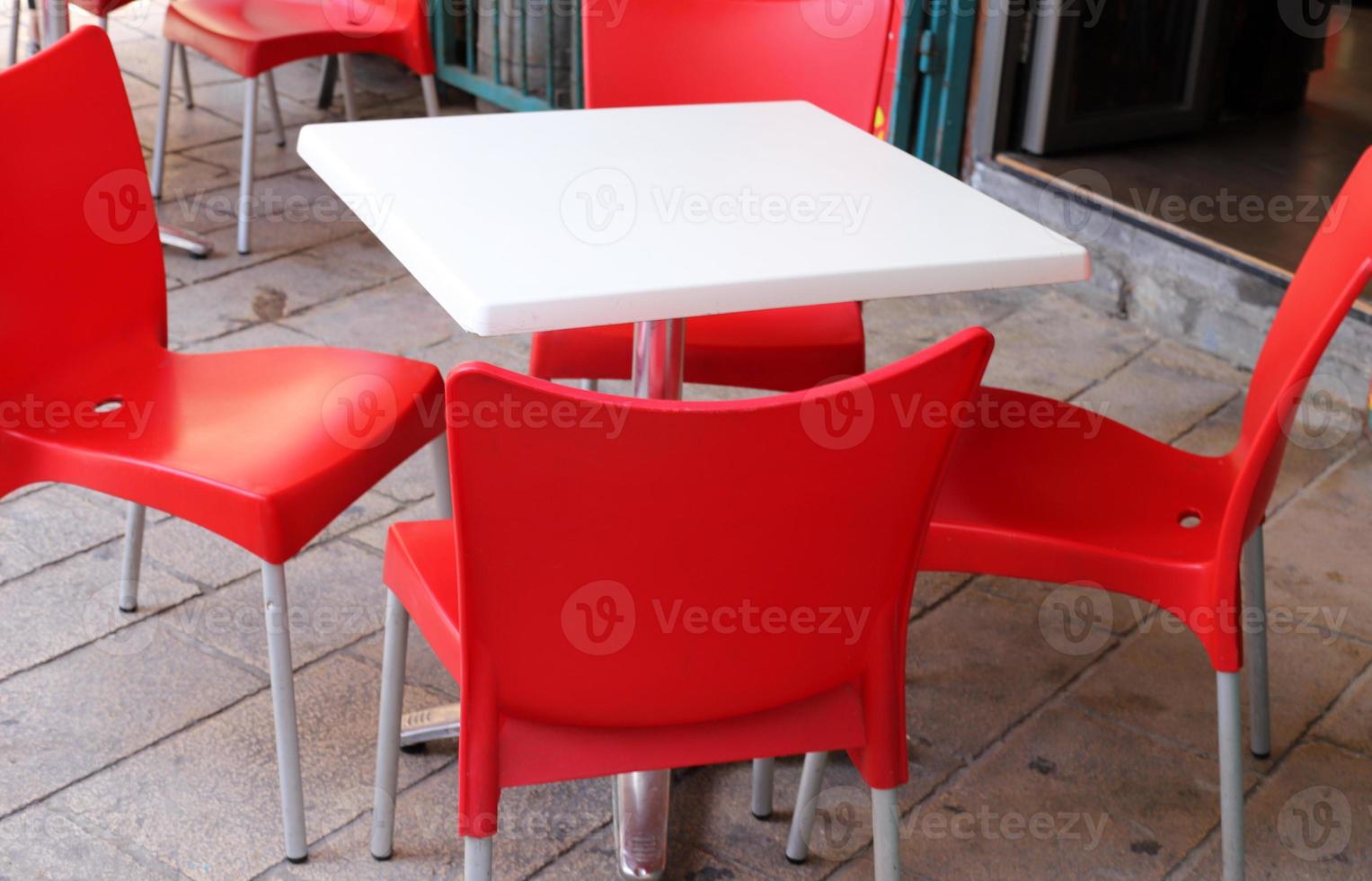 silla para relajarse en un café en la costa mediterránea foto