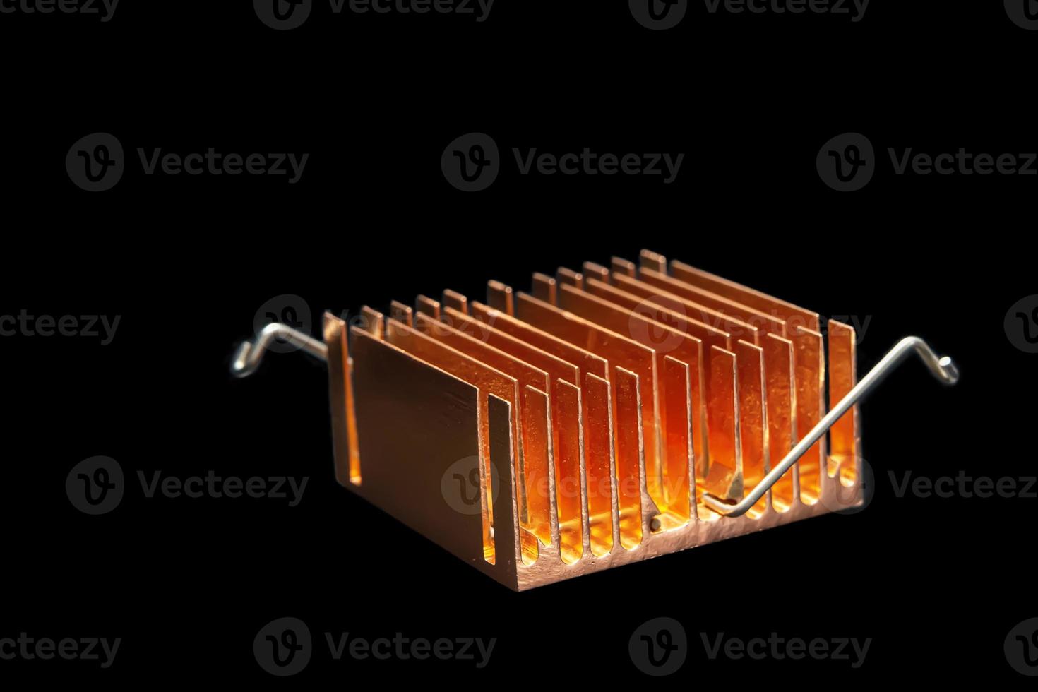 Copper heatsink to release heat from the chipset. photo