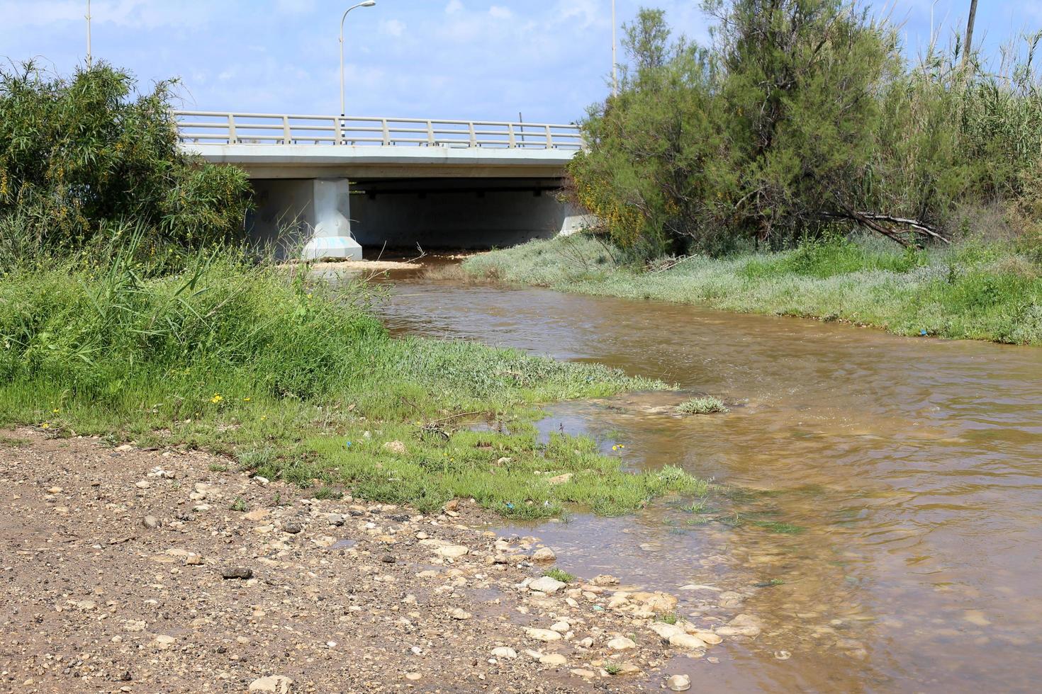 haifa israel 1 de abril de 2019. gran puente de carretera que cruza el río. foto