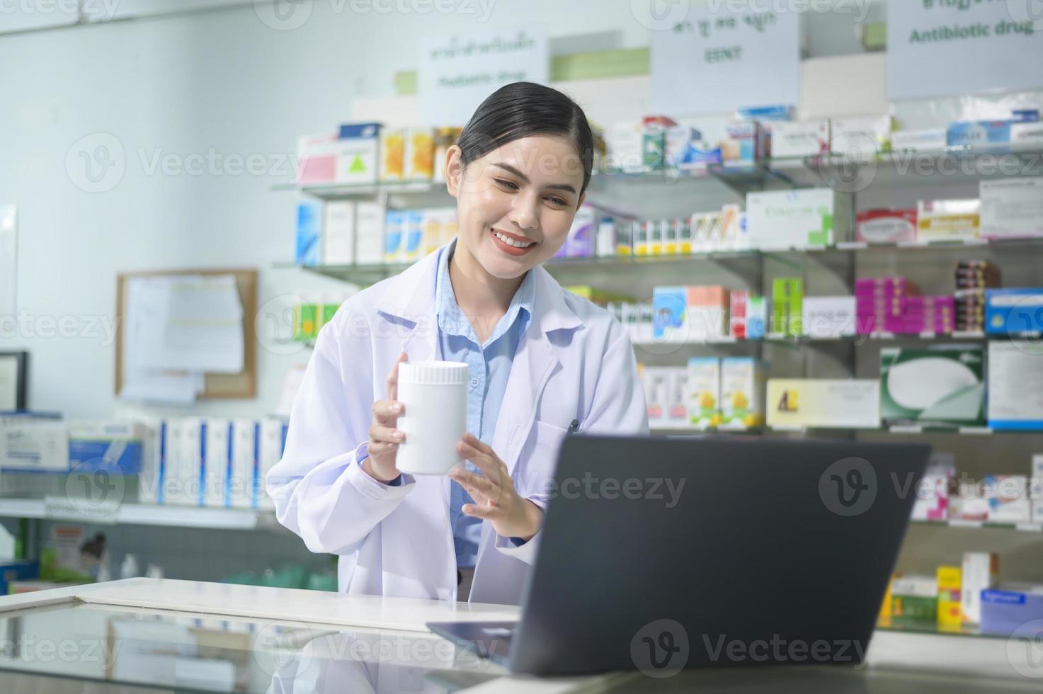 una farmacéutica que asesora a una clienta a través de una videollamada en una farmacia moderna. foto
