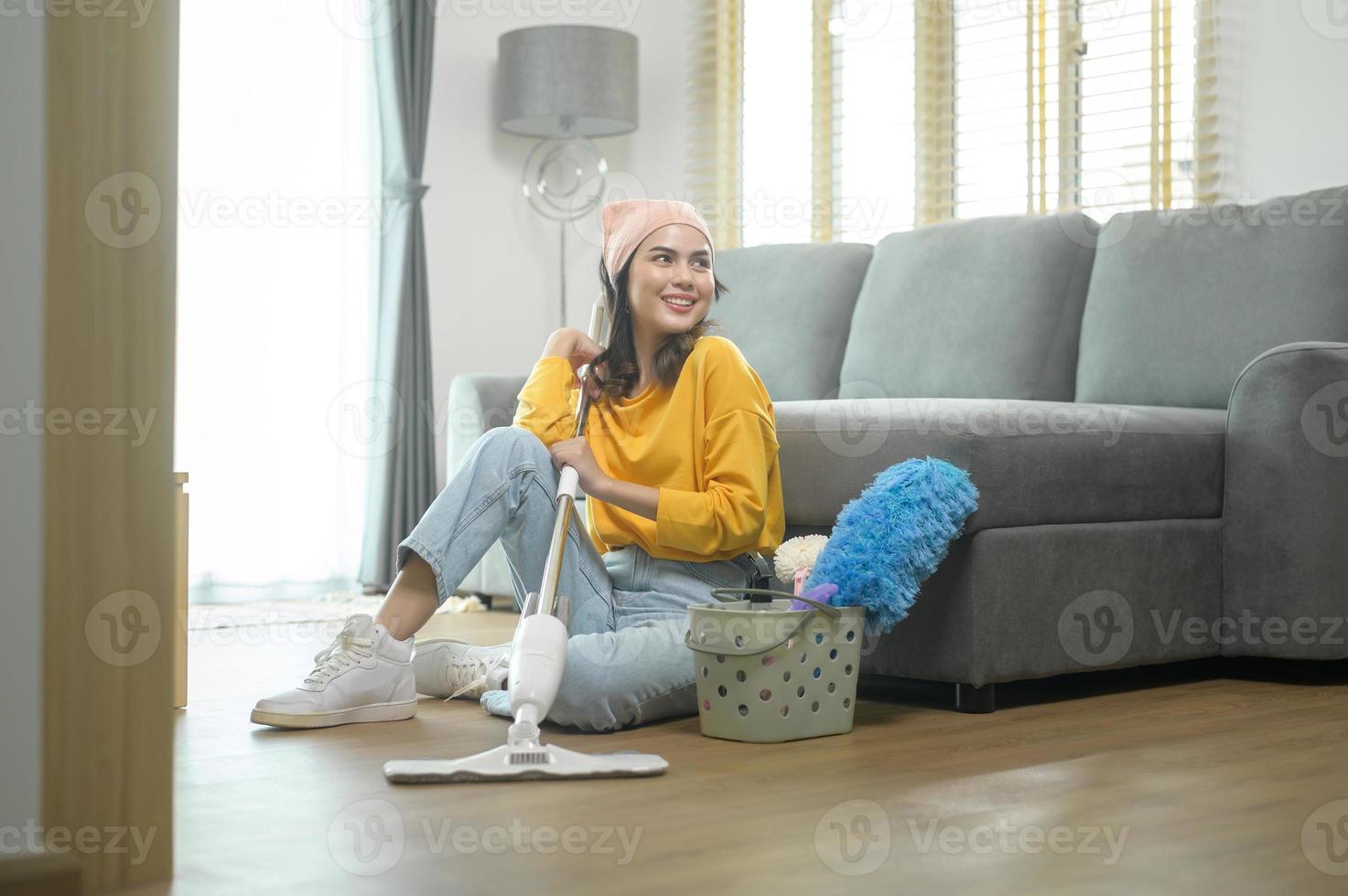 https://static.vecteezy.com/system/resources/previews/010/620/631/non_2x/young-happy-woman-mopping-and-vacuum-the-floor-in-living-room-photo.jpg