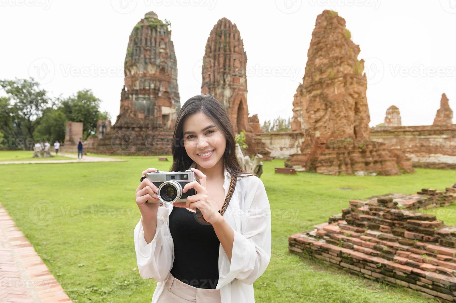 joven hermosa mujer viajando y tomando fotos en el parque histórico tailandés, vacaciones y concepto de turismo cultural.