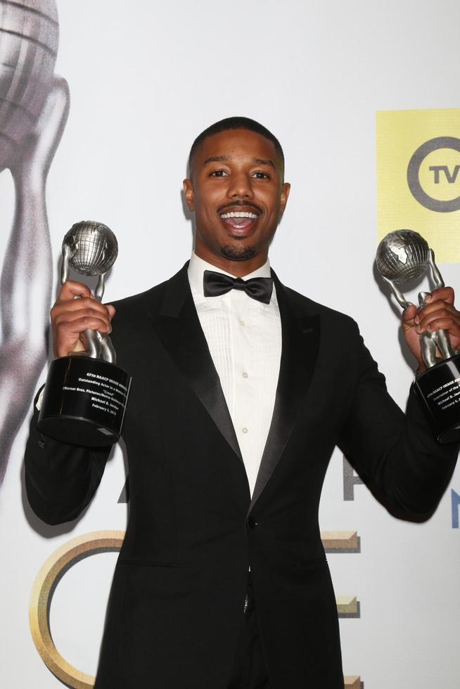 los angeles, 5 de febrero - michael b jordan en la sala de prensa de los 47th naacp image awards en el auditorio cívico de pasadena el 5 de febrero de 2016 en pasadena, ca foto