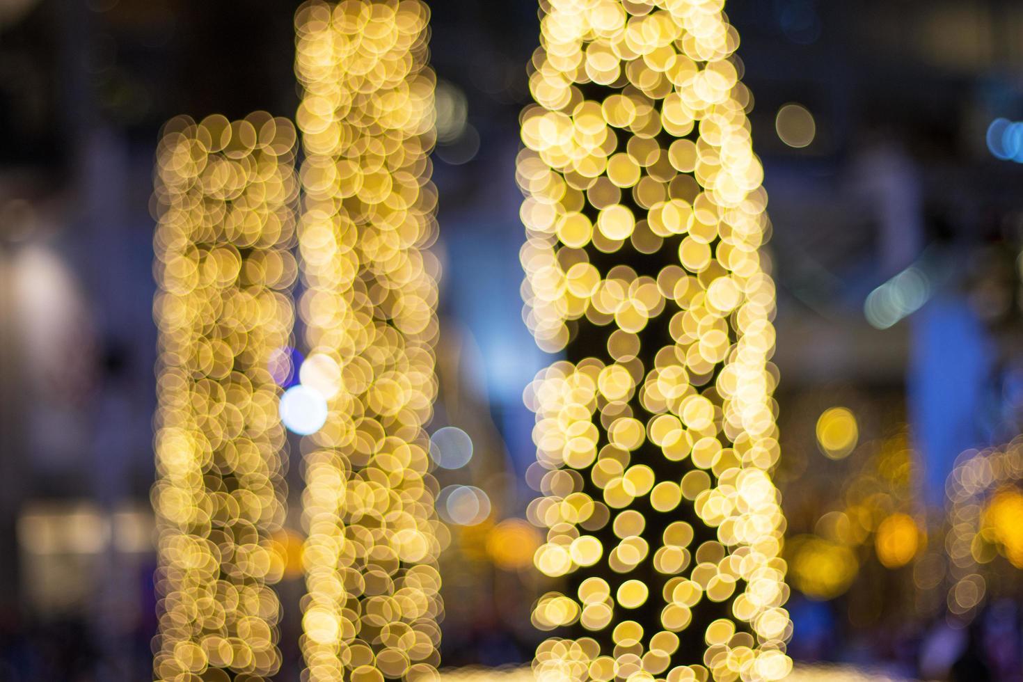 luces led de cuerda borrosa en el árbol en el jardín por la noche usadas para decorar la belleza según festivales importantes foto