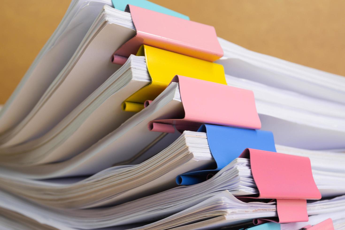 papel de documento de archivo de papel de informe comercial sobre la mesa en una oficina de trabajo, documento conceptual en la oficina de trabajo foto
