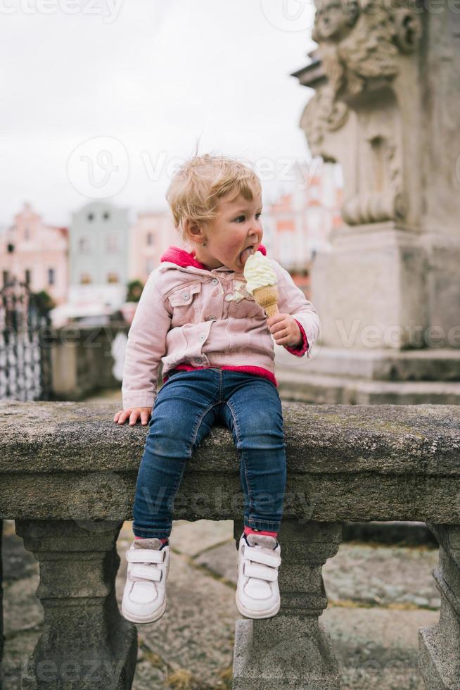 niña comiendo helado foto